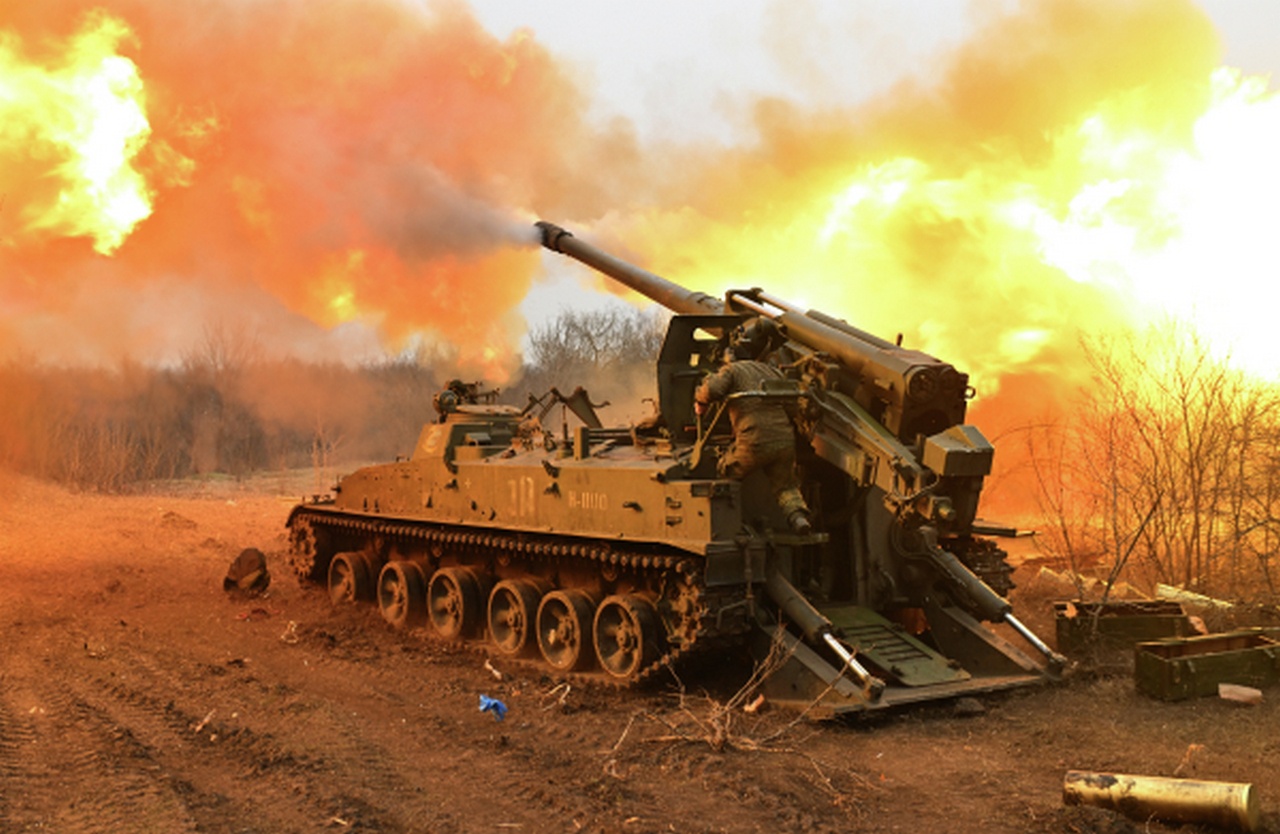 Орудие 2С5 «Гиацинт-С» ВС РФ ведёт огонь на Донецком направлении.
