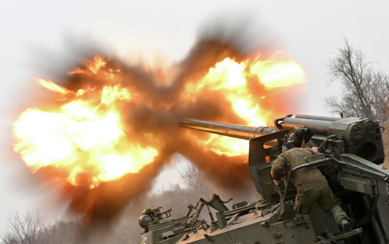 Орудие 2С5 «Гиацинт-С» ВС РФ ведёт огонь на Донецком направлении.