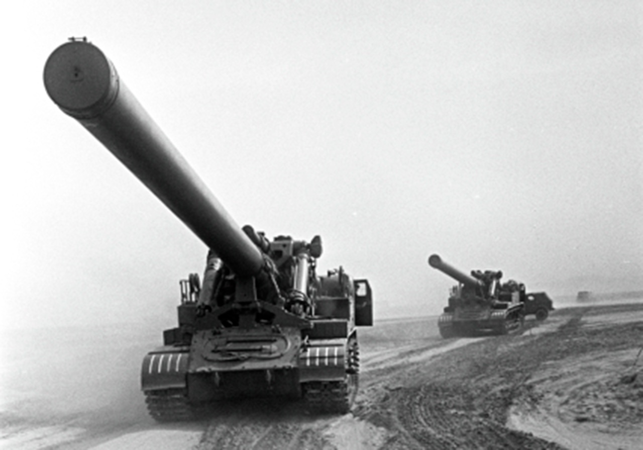 Советская опытная 406-мм самоходная артиллерийская установка 2А3 «Конденсатор-2П» на марше во время учений.