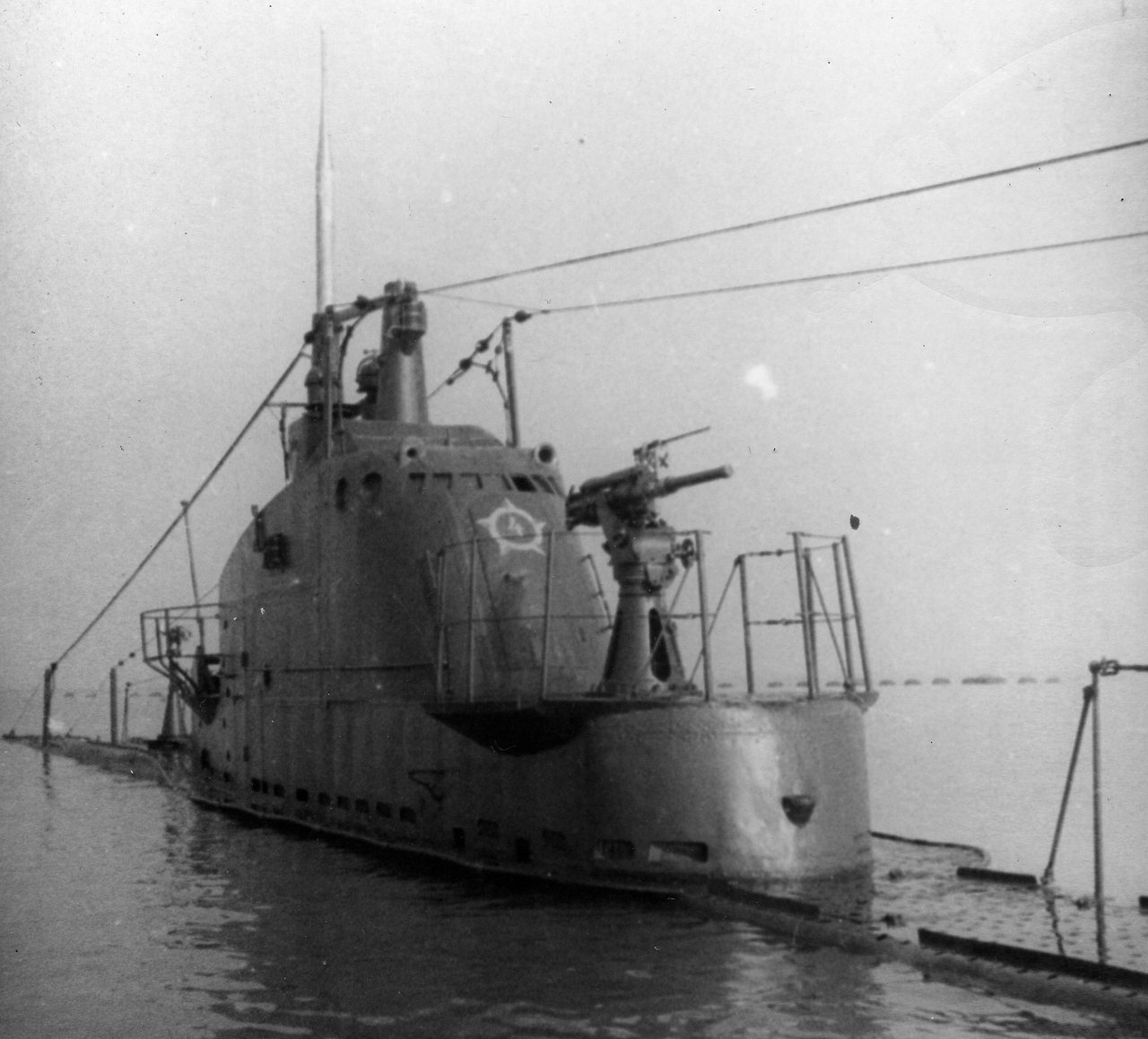 Подводная лодка Черноморского флота Щ-215 в позиционном положении.
