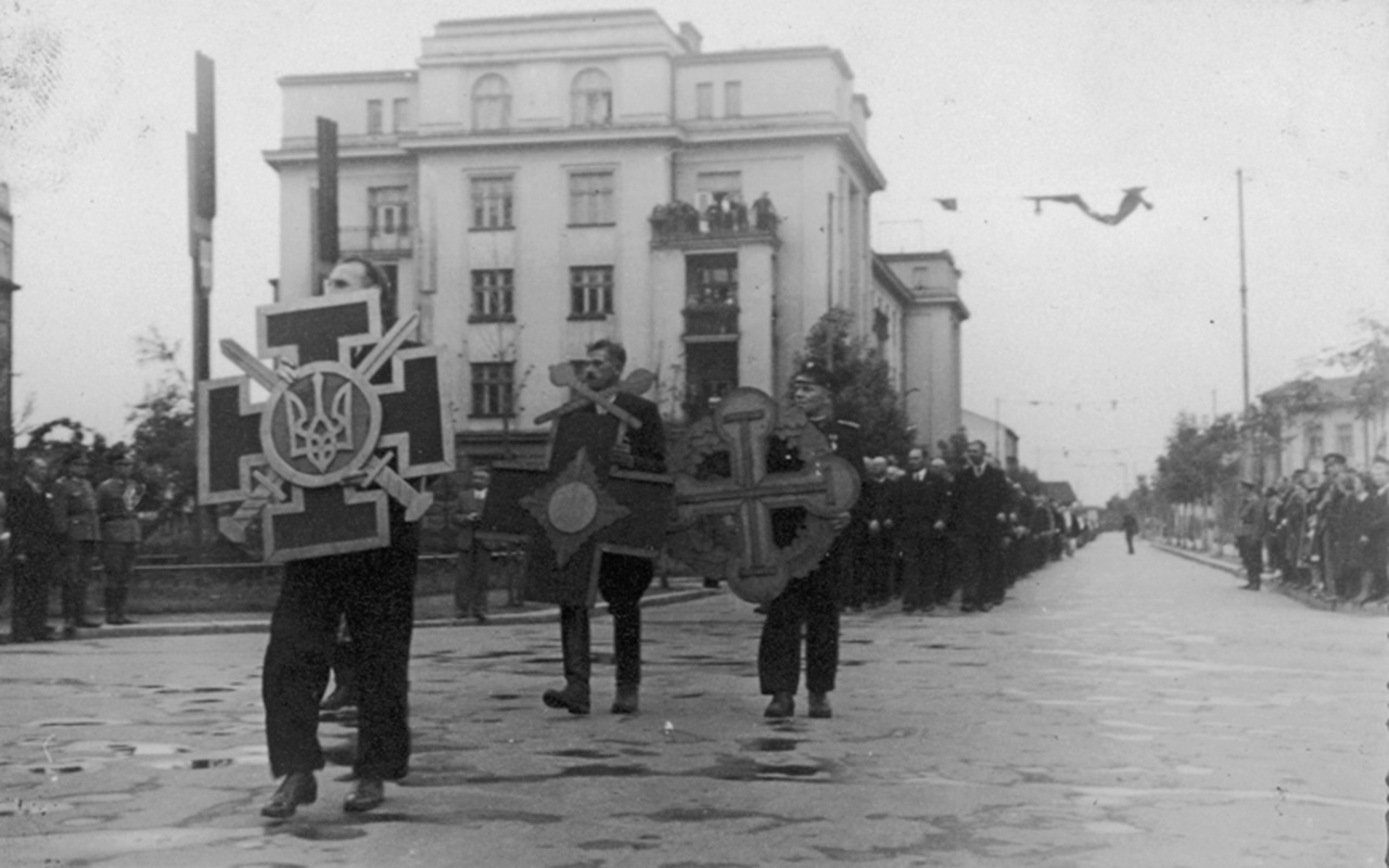 Парад вышиванок в Ивано-Франковске в годы немецкой оккупации.