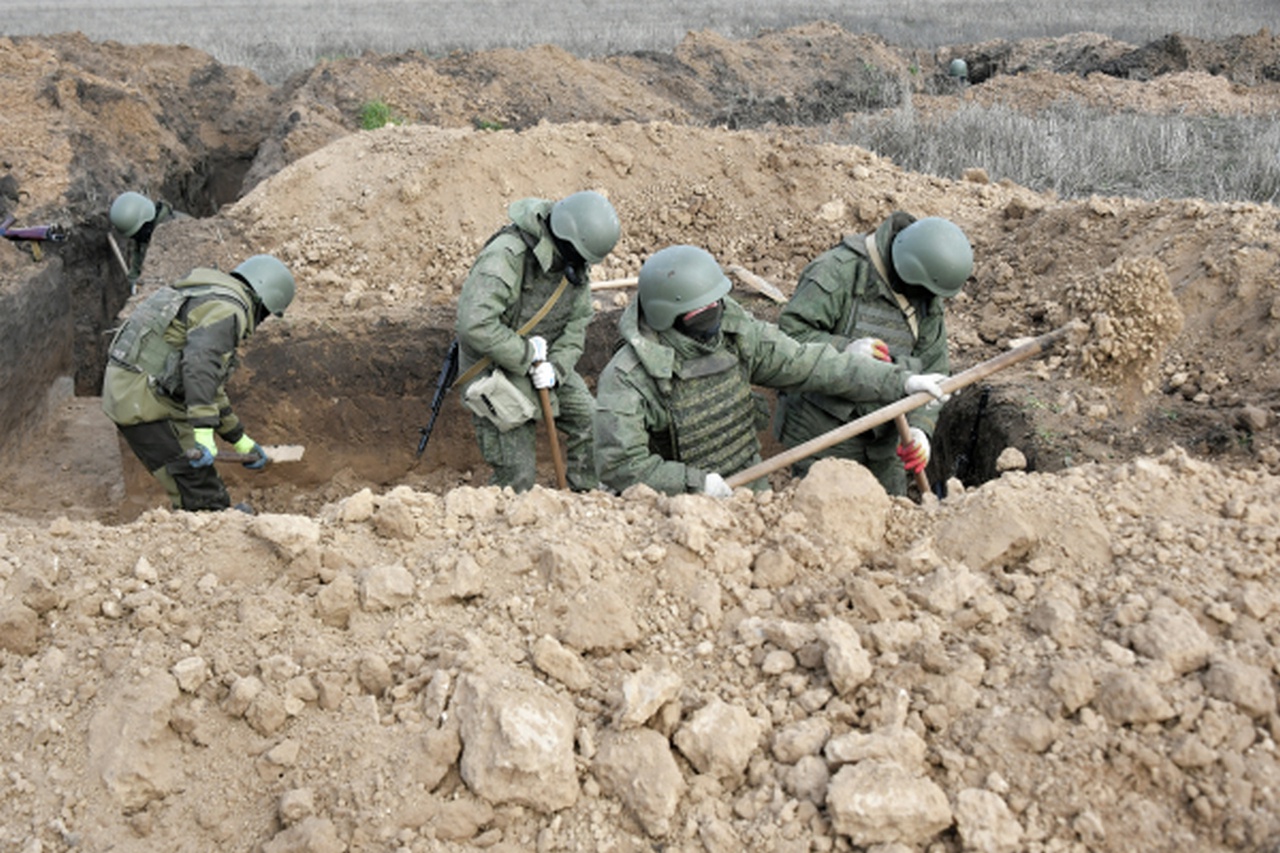 Военнослужащие обустраивают фортификационные сооружения на Запорожском направлении.