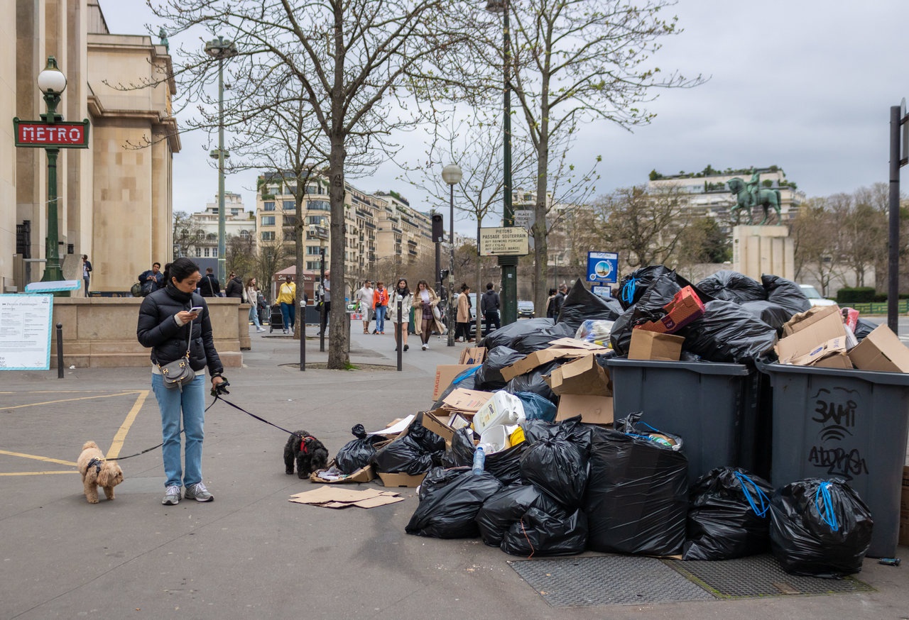 Париж утопает в мусоре, но не сдаётся.