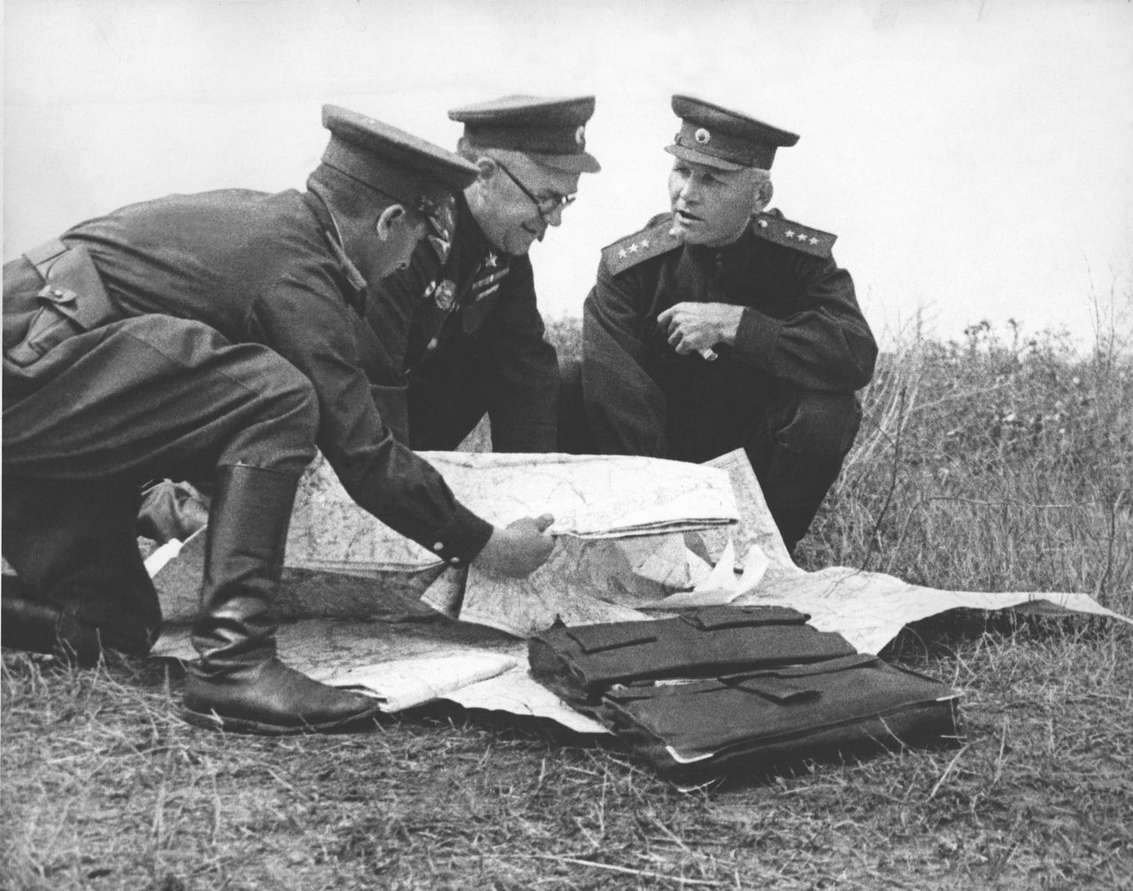 Маршал Г.К. Жуков (в центре) и генерал-полковник И.С. Конев на Курской дуге.