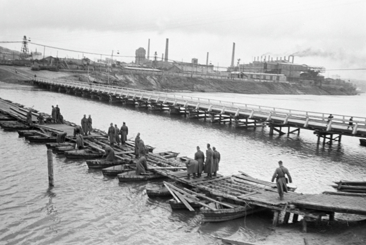 Советские понтонно-мостовые бригады наводят мосты через Северский Донец во время Великой Отечественной войны...
