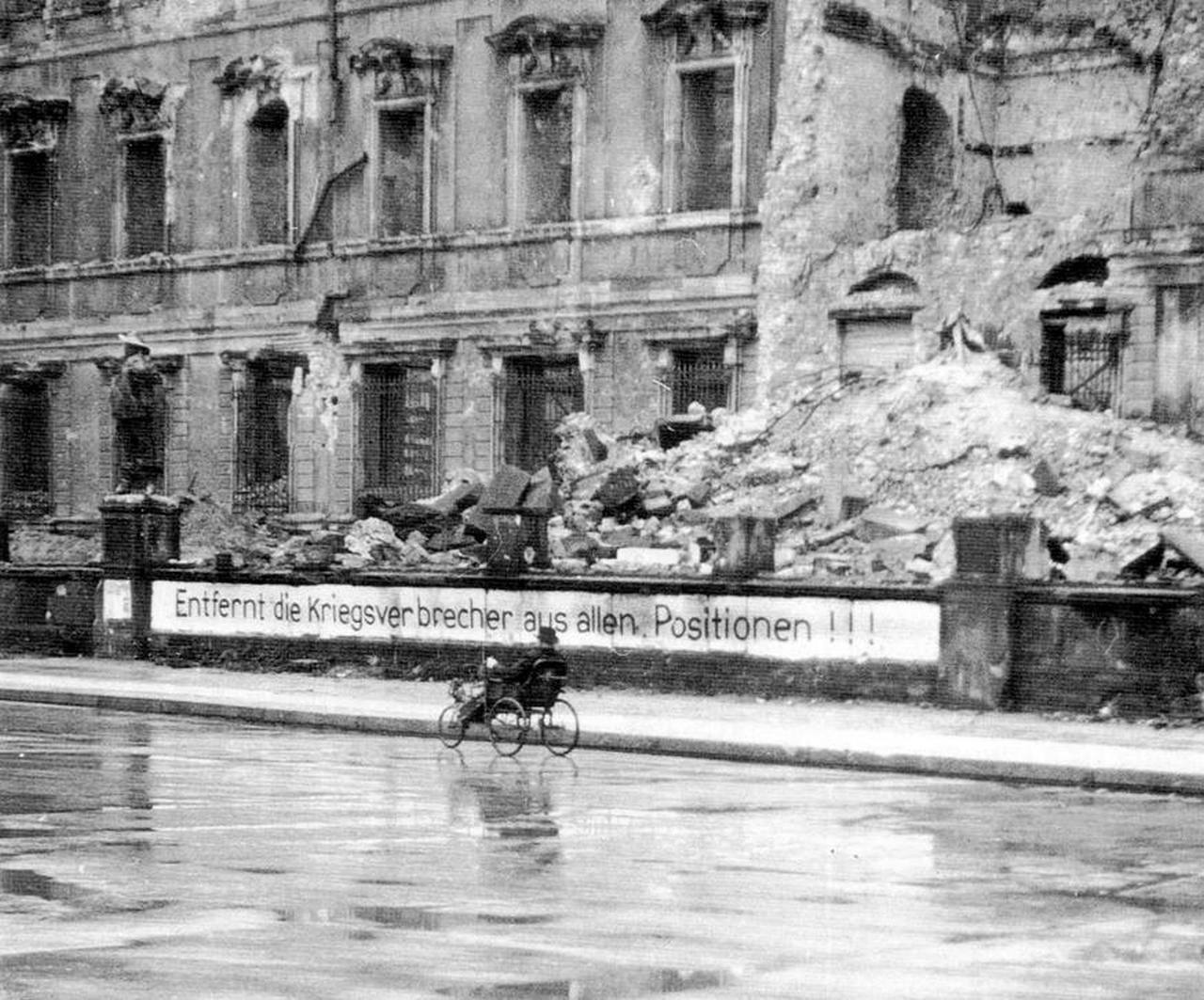 Надпись на стене Берлинского замка: «Военных преступников убрать со всех постов!», 1947 г.