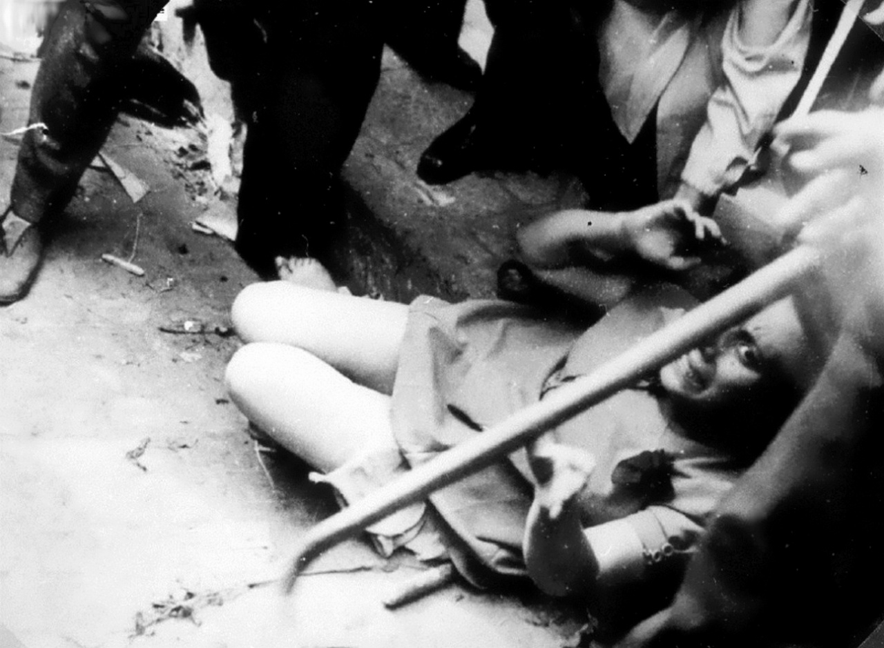 Жертва боевиков «Украинской народной милиции» ОУН(б)* во время погромов во Львове, 1941 г.