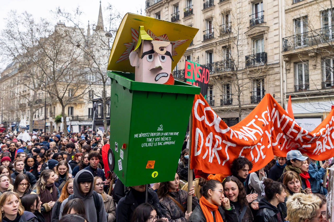 Лозунг «МакронМусор» подхватили протестующие.