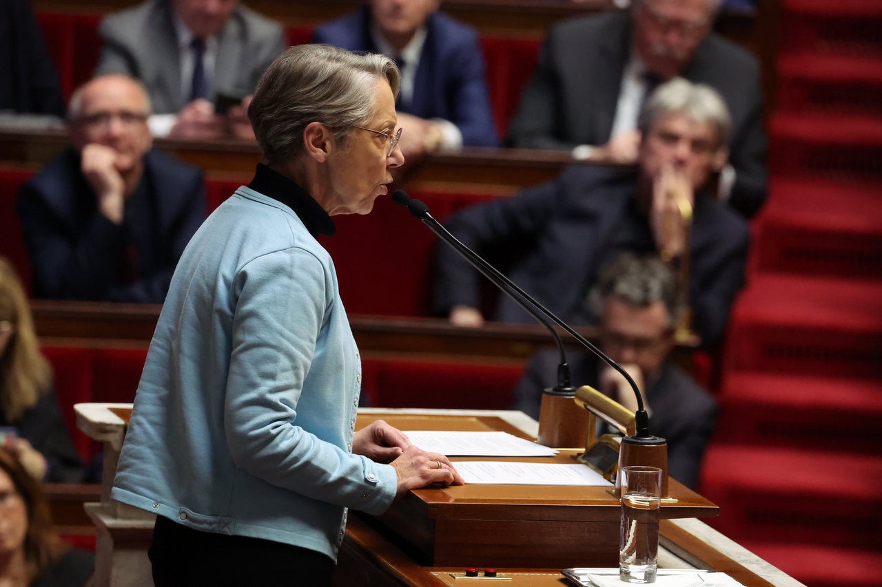 Перекрикивая «Марсельезу», которую пела часть депутатов, госпожа премьер-министр объявила, что закон принят без голосования.