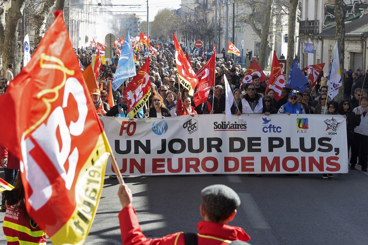 Демонстрация на улицах Монпелье против проекта пенсионной реформы правительства Эмманюэля Макрона.