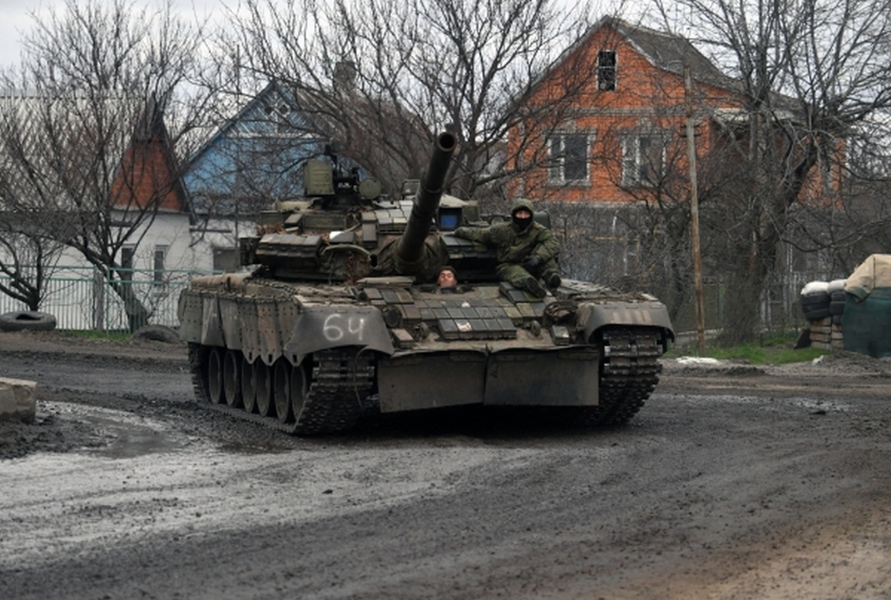Танк Т-72 в освобождённом населённом пункте.