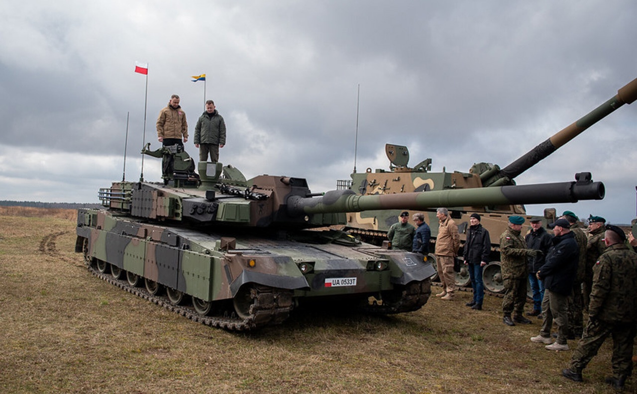 Руководство Польши на презентации южнокорейских танков К2 и гаубиц К9.