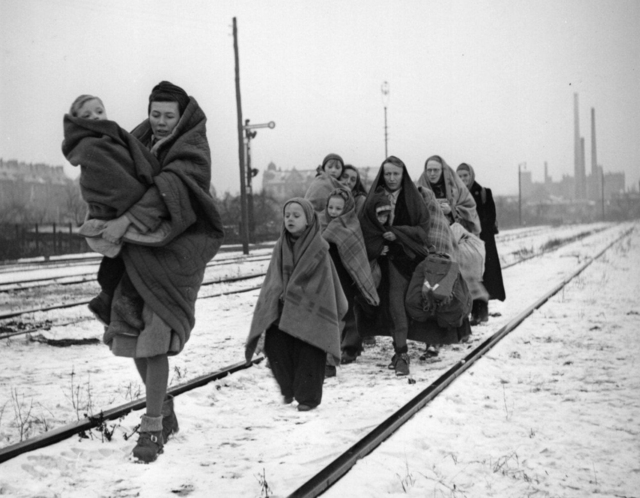 Беженцы на «марше смерти» из Лодзи, когда оттуда выселили всех жителей - этнических немцев. Из группы в 150 человек до Берлина дошли десять, декабрь 1945 г.