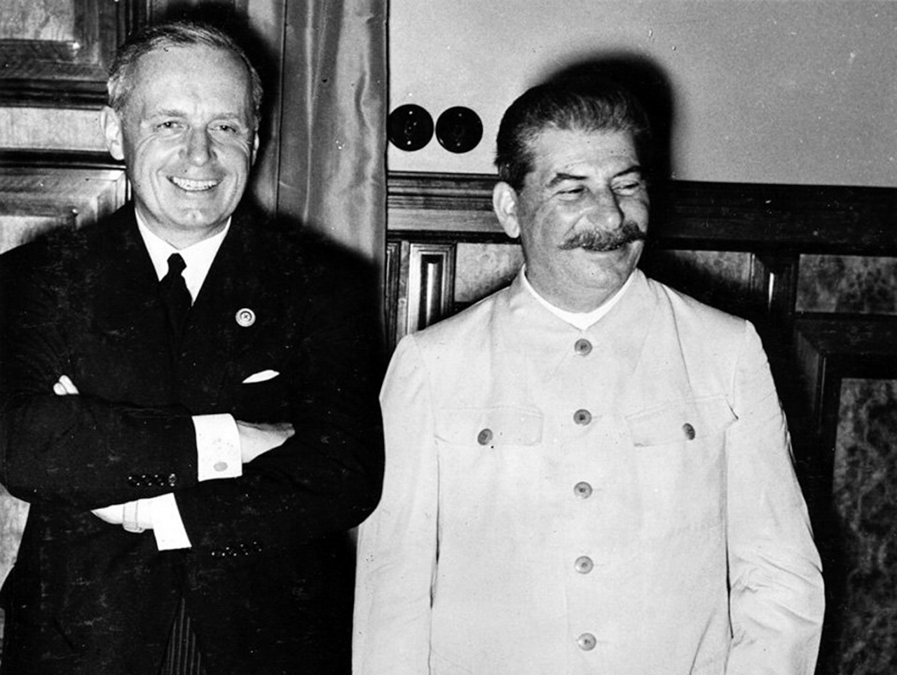 Министр иностранных дел Германии Иоахим фон Риббентроп и Иосиф Сталин при подписании Пакта о ненападении в Кремле, 23 августа 1939 г.