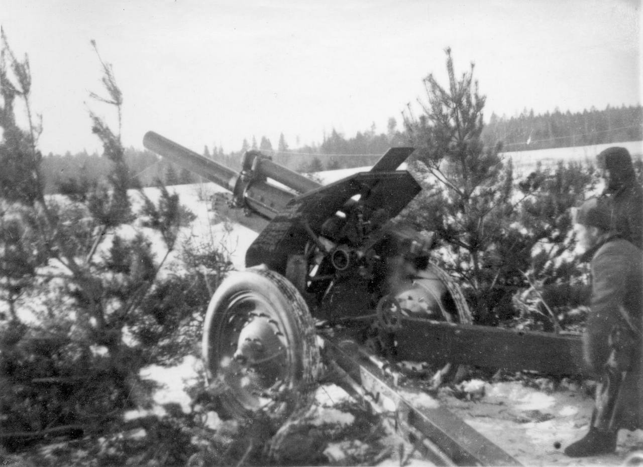  Огонь ведут 122-мм гаубицы М-30, декабрь 1941 г.