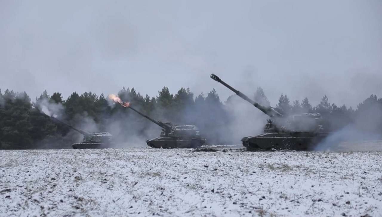 Самоходные артиллерийские установки «Мста-СМ2» ведут огонь по позициям ВСУ, январь 2023 г.