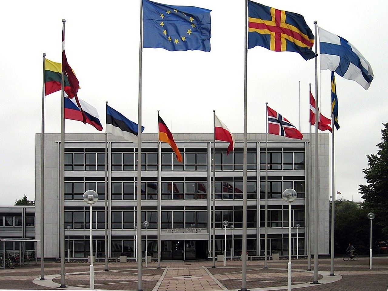 Парламент Аландских островов с флагами Европейского Союза и всех балтийских государств, в том числе России и Норвегии.