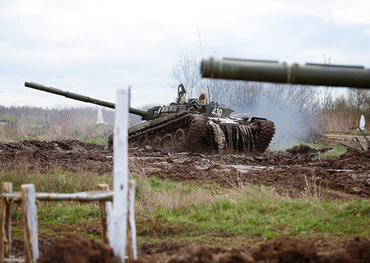 Экипажи танков Т-72 и Т-80 отработали действия на поле боя.