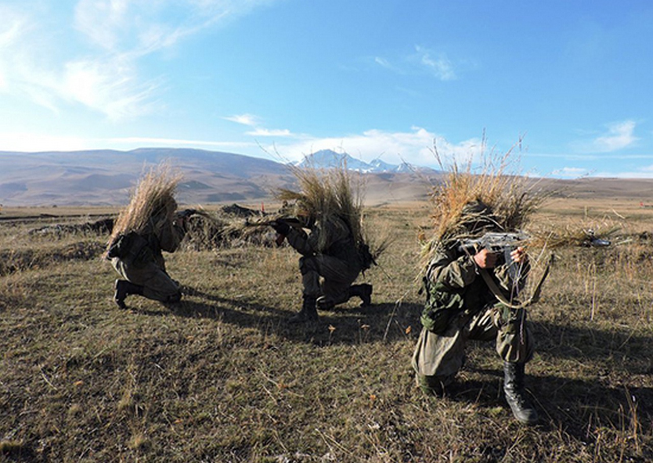 Спецназ ЮВО в Армении отрабатывает действия против ДРГ условного противника.