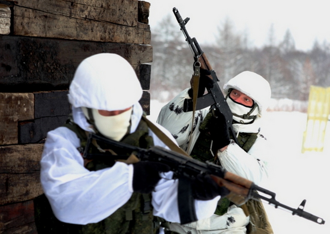 Военнослужащие ВВО и добровольцы отработали на Сахалине тактику боя в городских условиях.