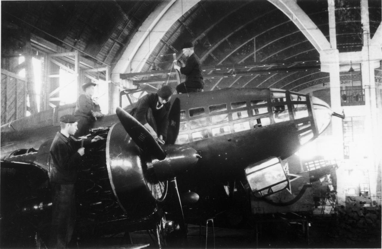Сборка бомбардировщиков Ил-4 в цехе авиационного завода №39 в Иркутске, 1943 г.