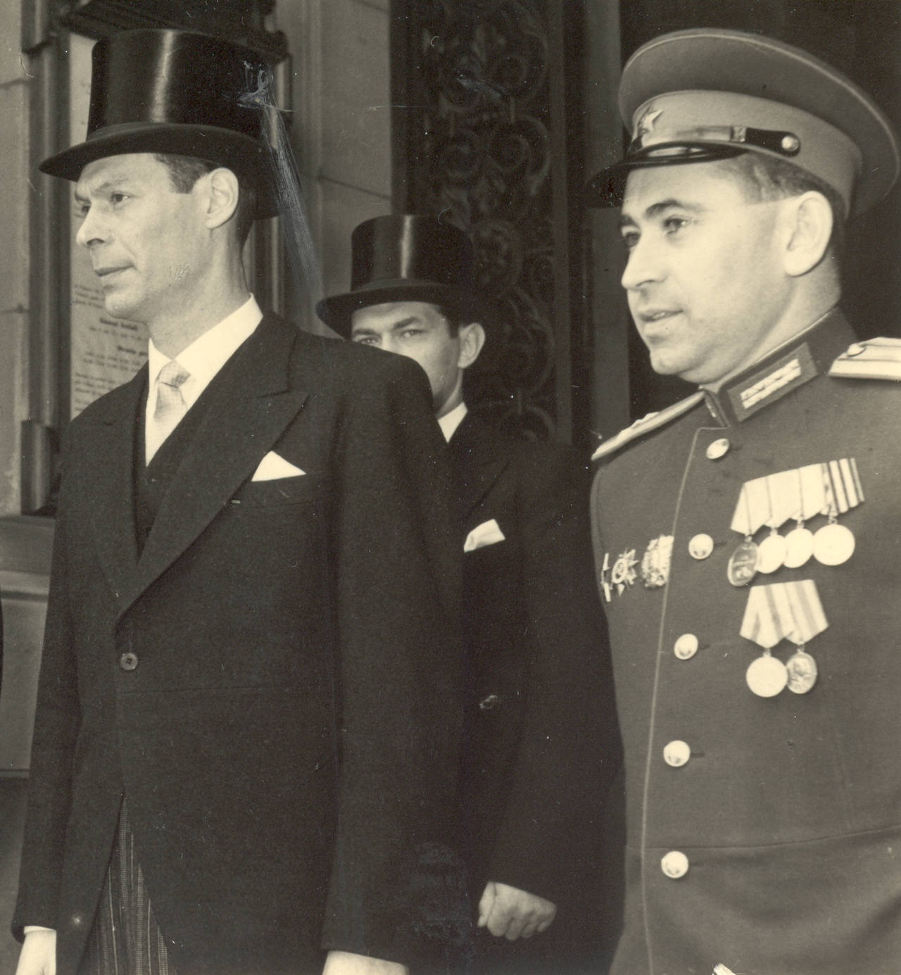 После вручения верительных грамот послом СССР в Швейцарии Д. Пожидаевым. Первый справа - помощник военного атташе полковник А. Хоменко. Июль 1955 г.