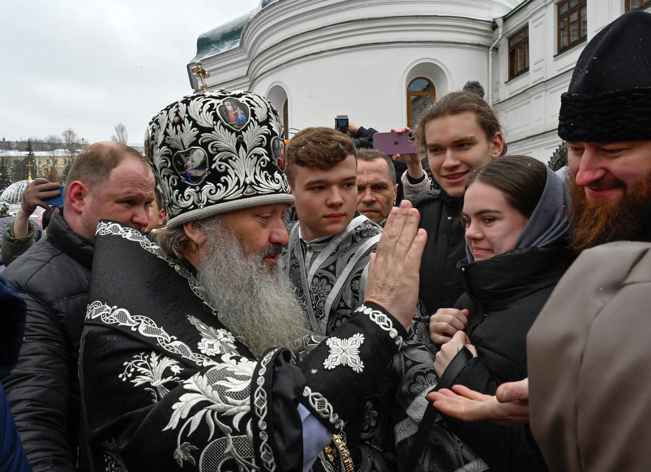 Наместника лавры митрополита Павла отправили под домашний арест.