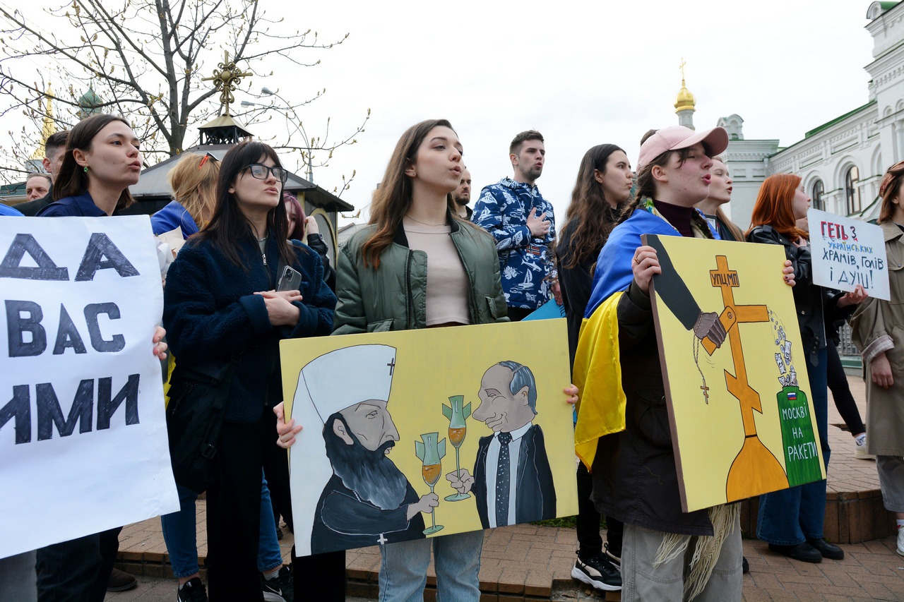 Украинские националисты у входа в Киево-Печерскую лавру.