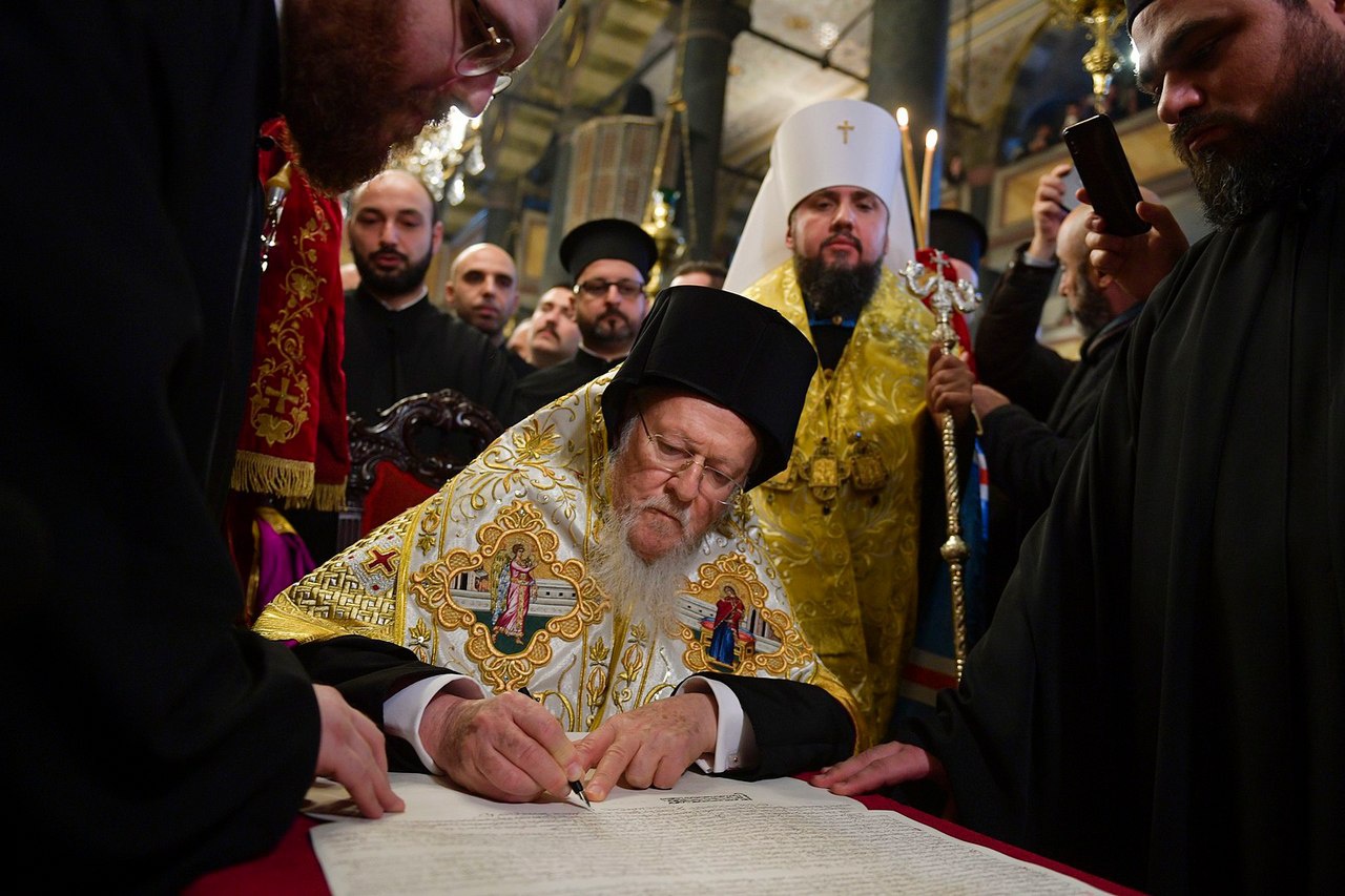 Масон Патриарх Варфоломей подписывает томос об автокефалии ПЦУ. За ним стоит Епифаний (в белом клобуке), 5 января 2019 г.