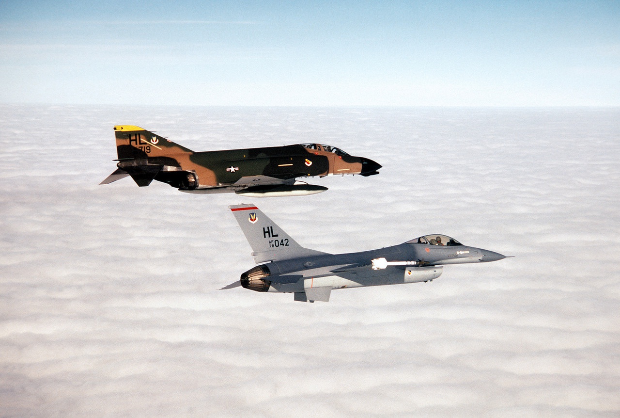 Истребители YF-16 и YF-17 в совместном полёте, 1972 г.