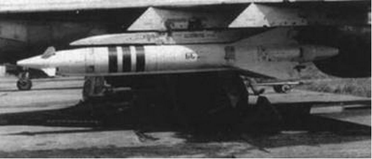 Управляемая ракета Х-66 под крылом МиГ-21ПФМ.