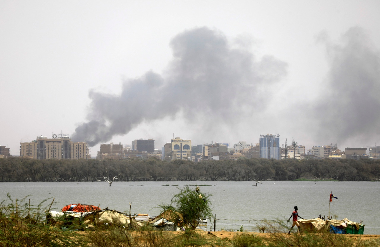 На снимке, сделанном 15 апреля 2023 г., виден дым, поднимающийся над Хартумом - столицей Судана, в городе слышна стрельба.