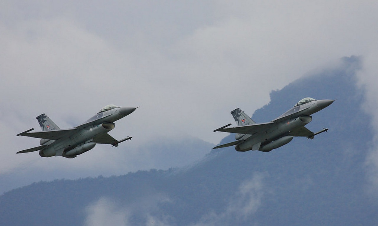Пара F-16 ВВС Тайваня.