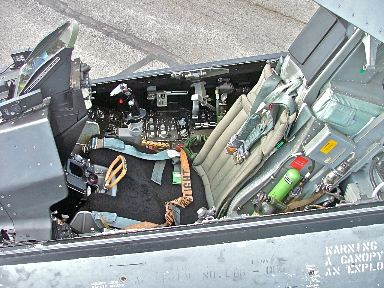 Кабина F-16, откидное кресло пилота и боковая ручка управления.