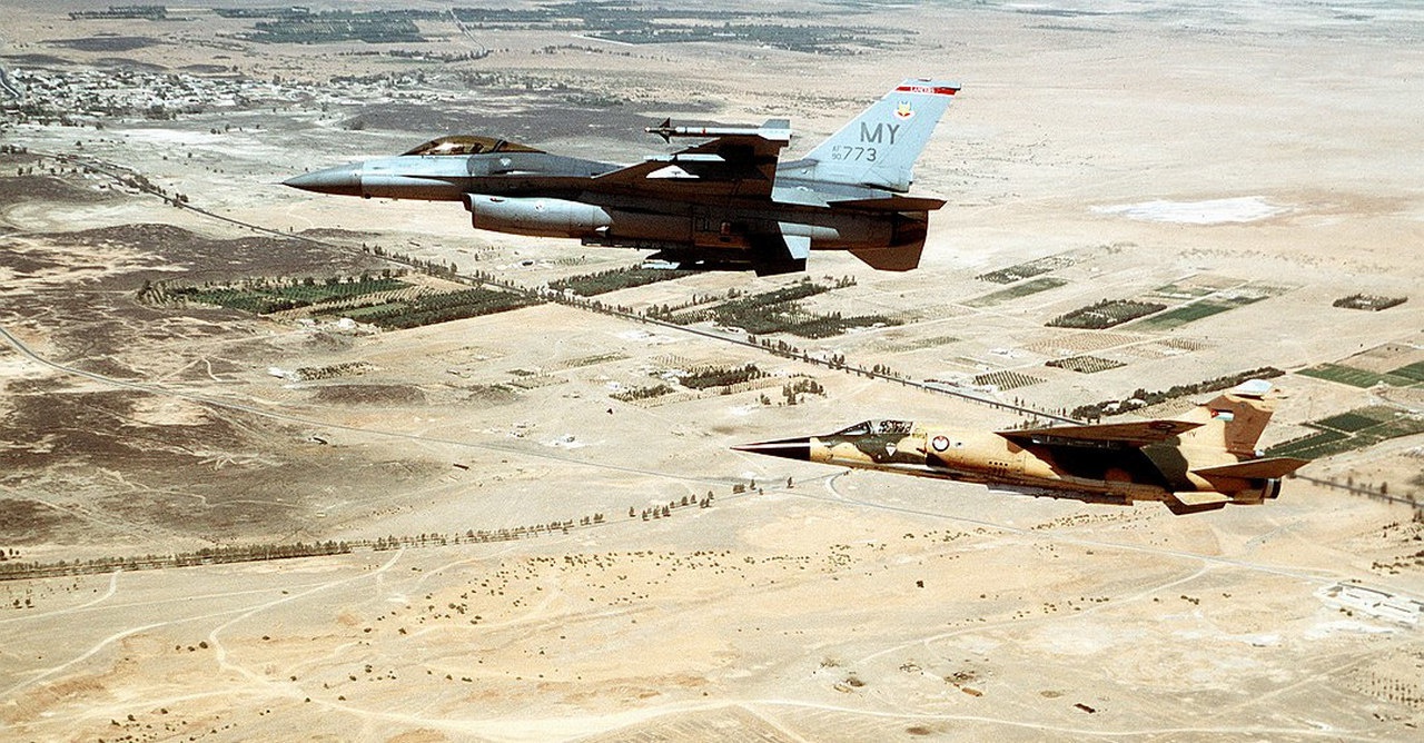 Иорданский Mirage F1EJ в строю с американским F-16 Fighting Falcon над Ираком, 1996 г.