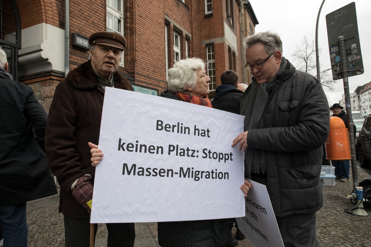 Немцы протестуют против размещения украинских беженцев в берлинском районе Веддинг, апрель 2023 г.