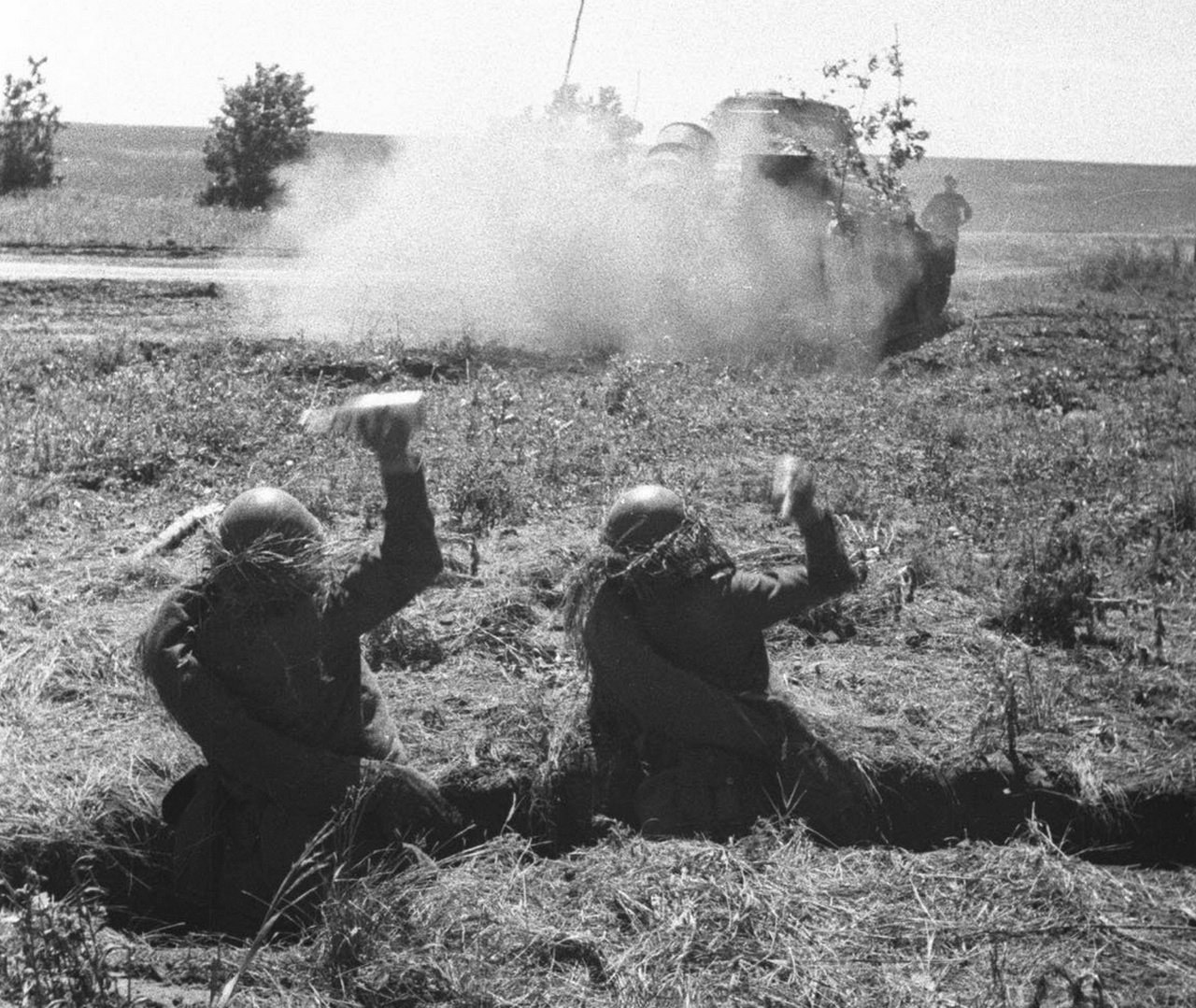 Красноармейцы учатся отбивать танковую атаку «коктейлем Молотова».