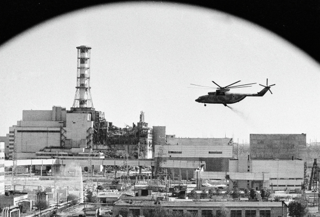Вертолёты ведут дезактивацию зданий Чернобыльской атомной электростанции после аварии.