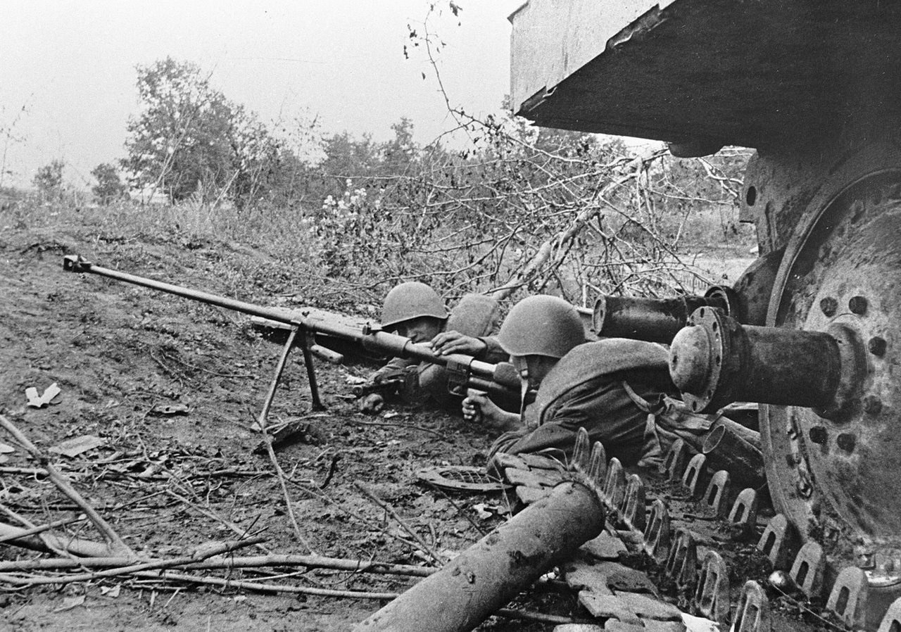 Расчёт противотанкового ружья ПТРД-41 на огневой позиции, Курская дуга.