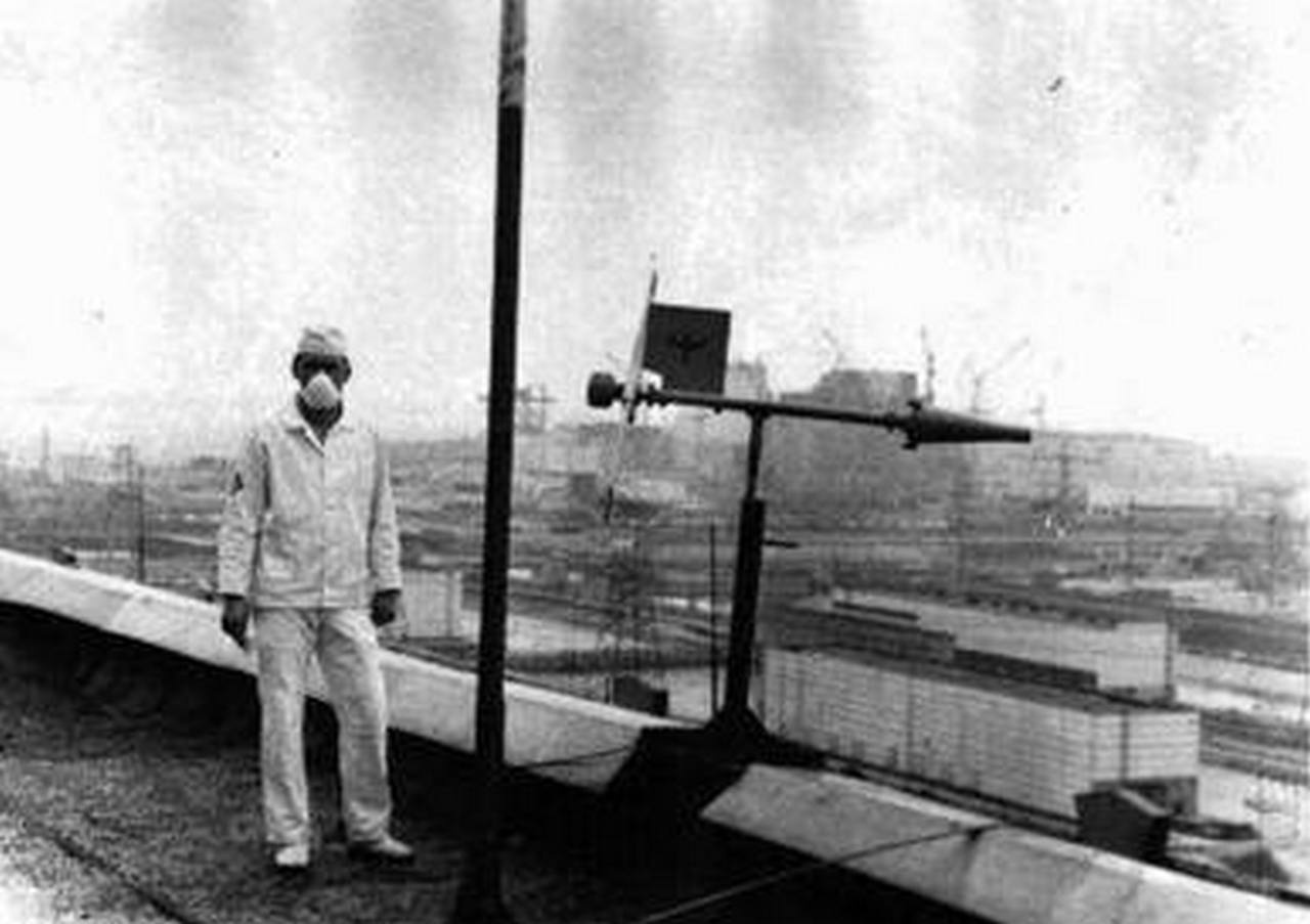 Капитан С.В. Новичков на крыше 3-го энергоблока, март 1989 г.
