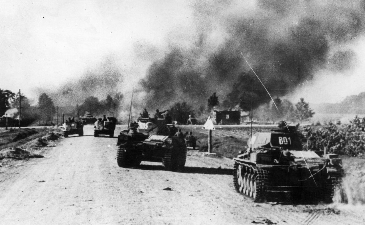 Танковые части немецкой армии проходят через советскую деревню.