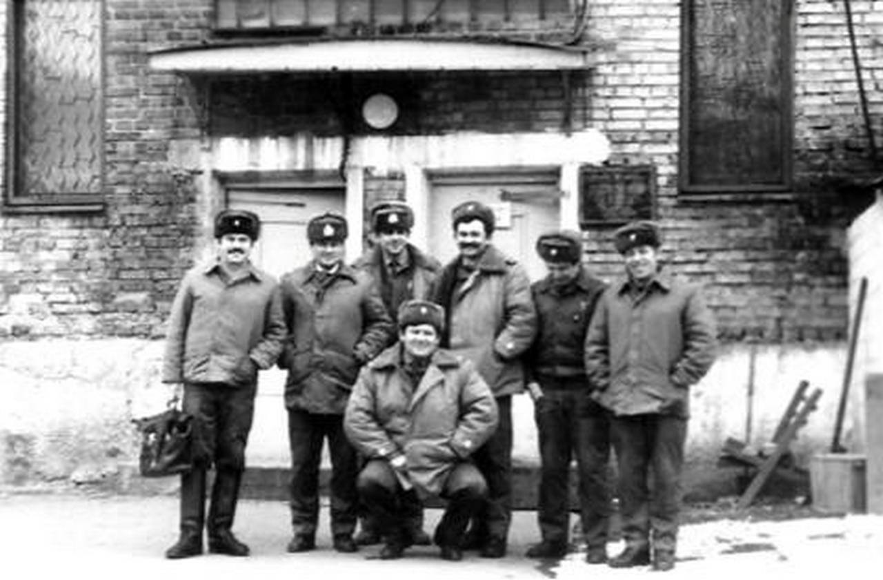 Группа офицеров 2 управления 1039 НЦ МО СССР в г. Чернобыле на лодочной станции. Подполковник А.А. Гришкевич - в середине.