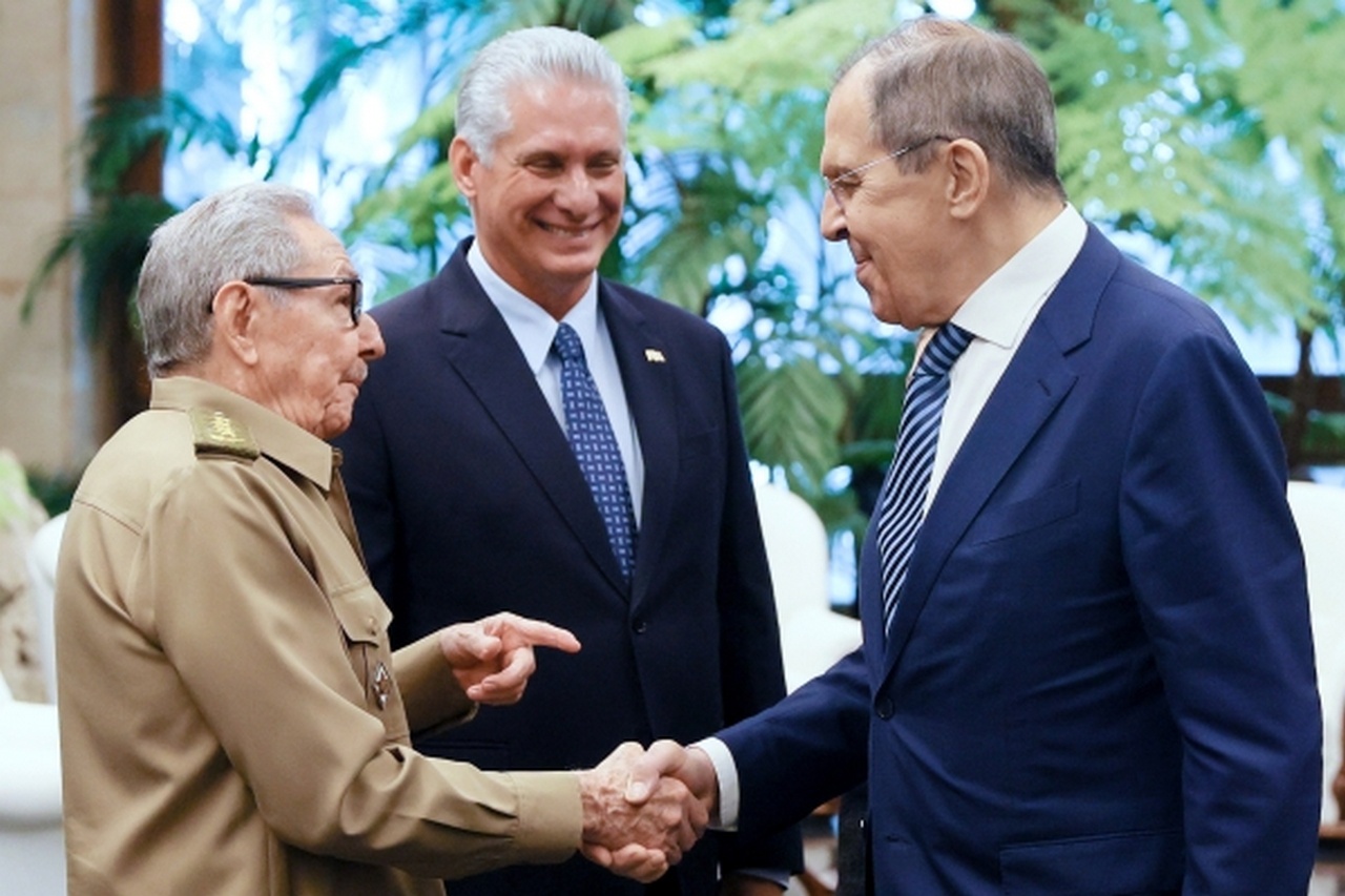 Рауль Кастро, президент Кубы Мигель Диас-Канель Бермудес и Сергей Лавров (слева направо).