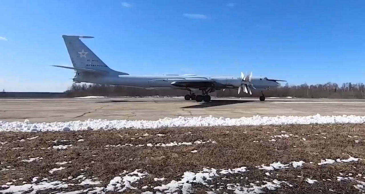Бомбардировщики Ту-22М3 Дальней авиации выполнили учебно-боевой полёт.