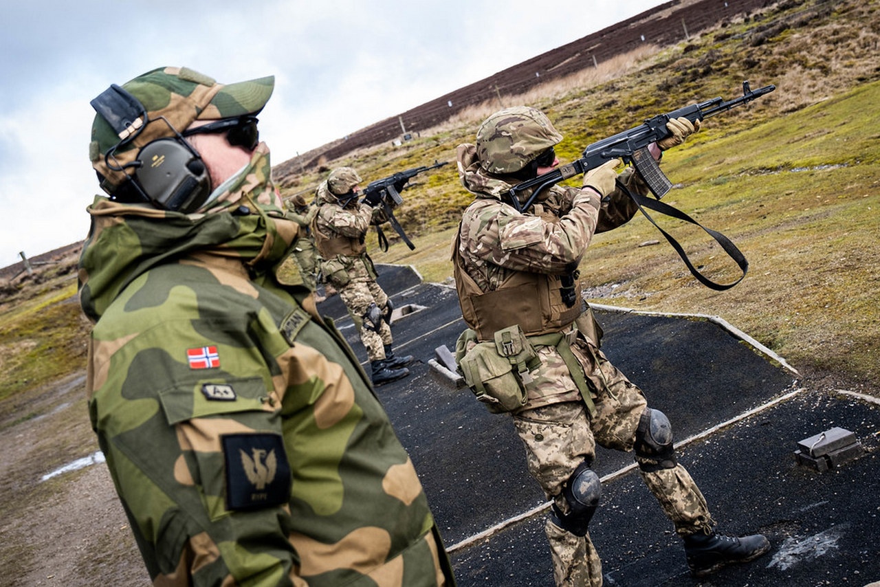 Инструкторы из стран НАТО, а также из приглашённой Швеции и стран-партнёров Австралии и Новой Зеландии готовят солдат ВСУ в Великобритании.
