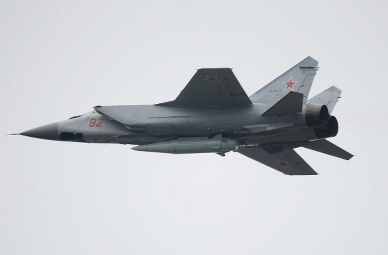 МиГ-31 с гиперзвуковым ракетным комплексом «Кинжал».