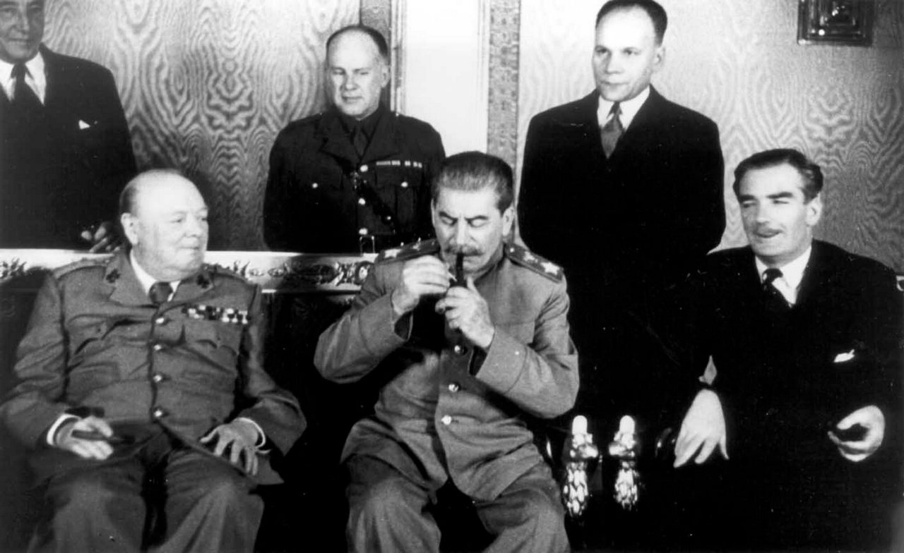 Председатель СНК СССР и председатель ГКО СССР И.В. Сталин и премьер-министр Великобритании У. Черчилль на двусторонних переговорах, проходивших в Москве в октябре 1944 года.