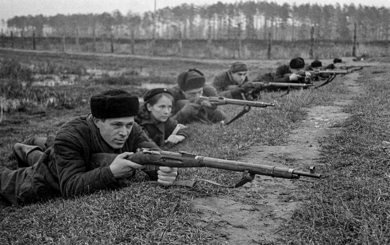 Бойцы 3-й Московской дивизии народного ополчения на тактических занятиях, октябрь 1941 г.