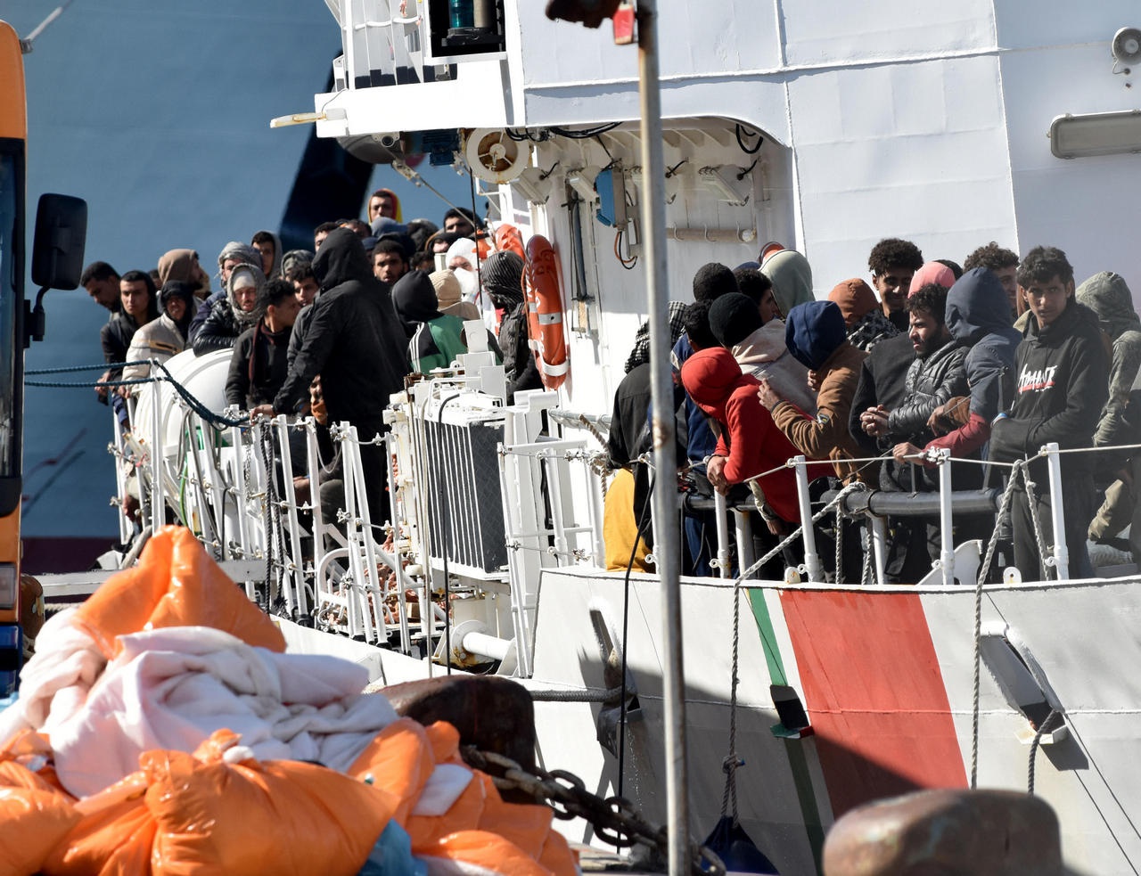 Высадка в порту Катании 111 мигрантов, которые являются частью примерно 600 человек, спасённых к югу от побережья Сицилии.