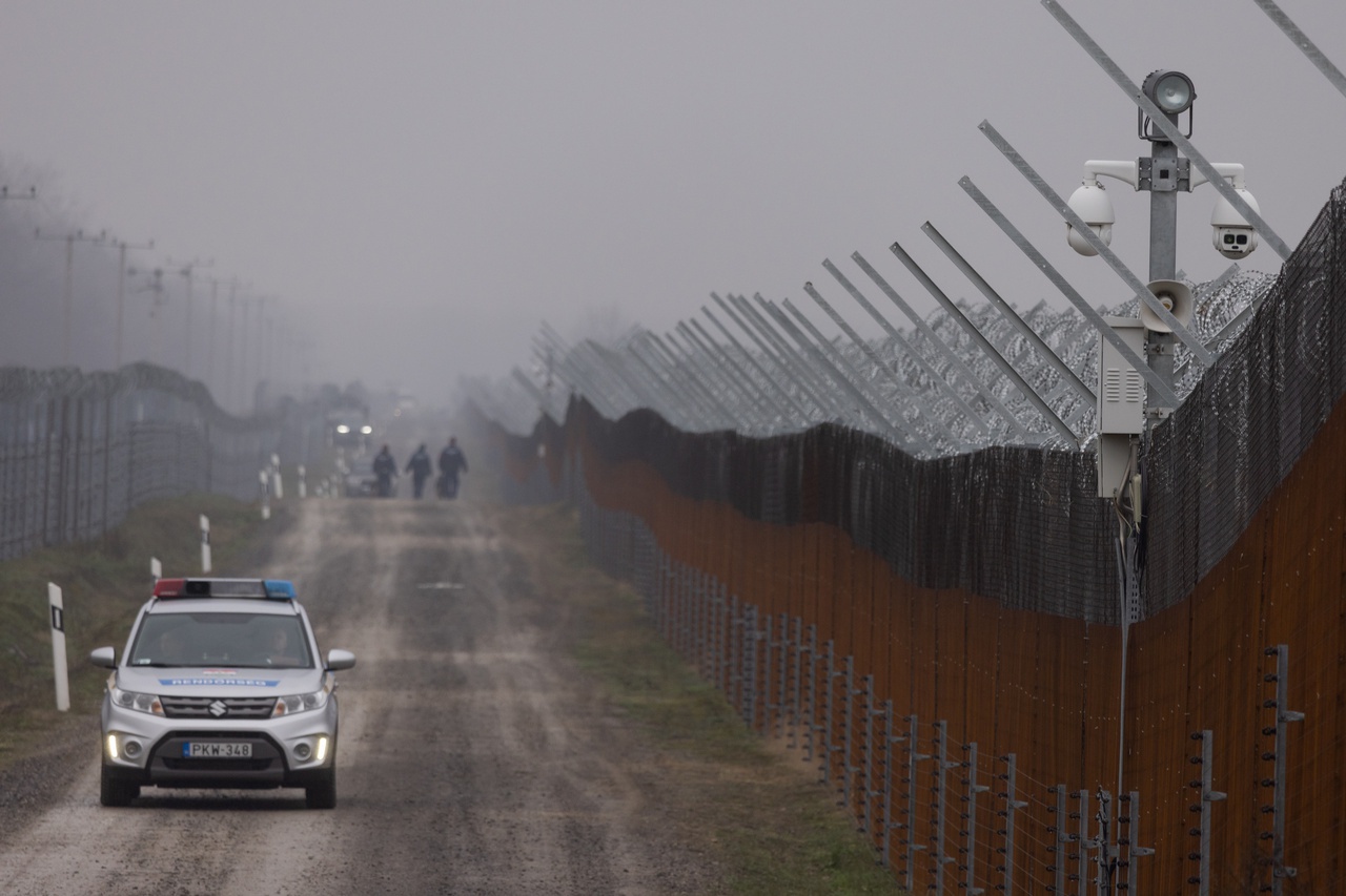 Система заграждений на границе Венгрии с Сербией перекрыла сухопутный трафик из Северной Африки и Ближнего Востока.
